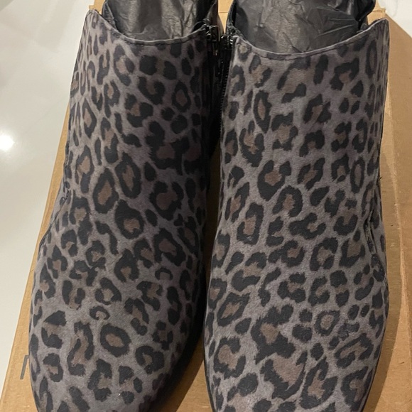 Mephisto Shamira Ankle Bootie size 8. - Picture 13 of 13